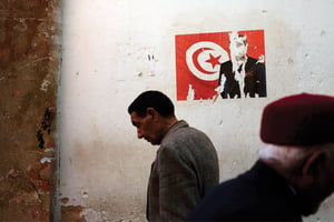 En mars 2011, dans une rue de Sfax. Depuis, et malgré le chemin parcouru, l’heure n’est plus au romantisme. Cible des critiques : les politiciens. © EMILIO MORENATTI/AP/SIPA