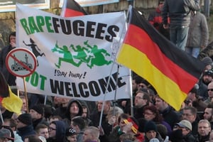 Manifestants tenant une banderole disant « les réfugiés violeurs ne sont pas les bienvenus », le 9 janvier 2016, à Cologne. © Juergen Schwarz/AP/SIPA