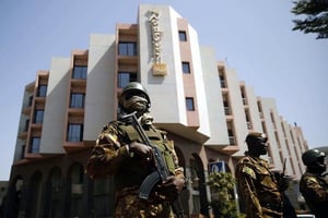 Militaires postés devant l’hôtel Radisson Blu, le 21 novembre 2015, à Bamako. © Jerome Delay/AP/SIPA