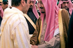 Le prince Moulay Rachid présentant ses condoléances  au roi Salman suite au décès  de son frère le roi Abdallah en janvier 2015. © AP/SIPA