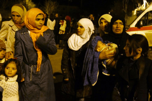 Femmes et enfants regroupés dans les faubourgs de Madaya le 11 janvier 2016 en Syrie © AFP