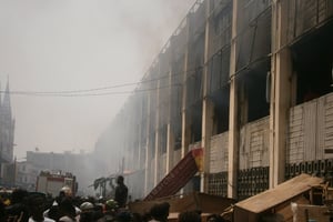 Le grand marché de Lomé en flammes, le 12 janvier 2013. © Edmond d’Almeida pour J.A.