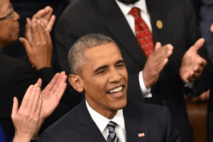 Barack Obama applaudi à son arrivée le 12 janvier 2016 au Congrès à Washington pour son  discours de l’Union. © AFP