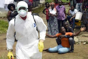 Une femme apprend la mort de son mari du virus Ebola, le 4 octobre 2014, à Monrovia, au Liberia © AFP