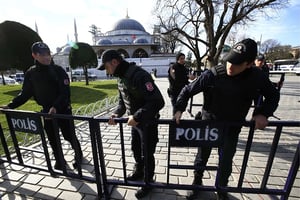 Des policiers installent des barrières aux abords du lieu de l’explosion meurtrière à Istanbul, le 12 janvier. © Lefteris Pitarakis/AP/SIPA