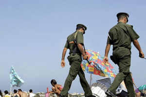 Des policiers en patrouille sur la plage à côté de Zeralda © AFP