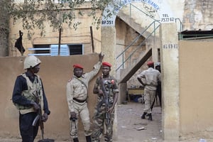 Des militaires devant la prison centrale de Niamey, en 2013. © STR/AP/SIPA
