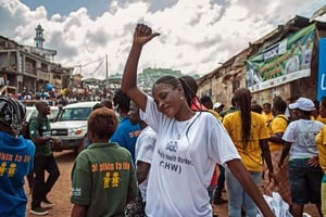 Une femme célèbre la fin du virus Ebola en novembre 2015 en Sierra Leone. © Aurelie Marrier d’Unienv / AP / SIPA