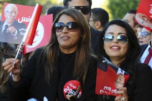 Des Tunisiennes acclamant la victoire de Béji Caïd Essebssi à la présidentielle de décembre 2014. © Hassene Dridi/AP/SIPA