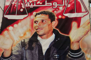 Une affiche représentant Mohamed Bouazizi, le marchand ambulant qui s’est immolé par le feu à Sidi Bouzid, le 17 décembre 2010. © Hassene Dridi/AP/SIPA