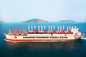 Le recours à la location de centrales flottantes 
(ici, celle du turc Karadeniz) est très coûteux pour le pays. © KARADENIZ