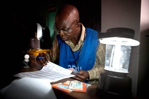 Kinshasa, novembre 2011. Un agent électoral vérifie la liste des votants. © GWENN DUBOURTHOUMIEU POUR J.A.