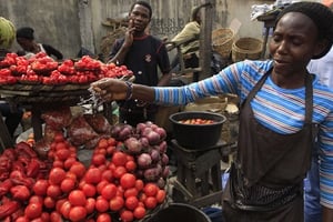 Vendeuse de tomates au maché Obalende de Lagos, au Nigeria, le 14 janvier 2012. © Sunday Alamba/AP/SIPA