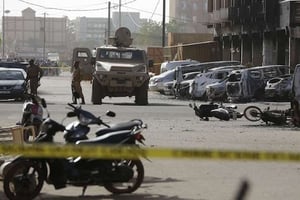 Soldats à l’entrée de l’hôtel Splendid, à Ouagadougou, au Burkina Faso, le 16 janvier 2016. © Sunday Alamba/AP/SIPA