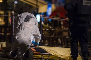 Un blessé évacué lors des attentats de Paris, le 13 novembre 2015. © Kamil Zihnioglu/AP/SIPA