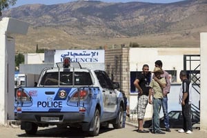 Voiture de police à l’entrée de l’hôpital de Kasserine, Tunisie, le 17 juillet 2014 © Mouldi Kraeim/AP/SIPA
