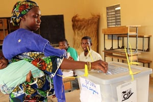 Une Nigérienne vote pour la présidentielle nigérienne en 2011. © Tagaza Djibo/AP/SIPA