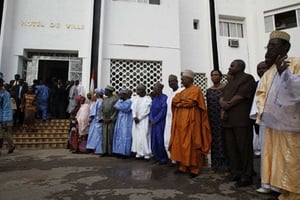 Des Nigériens font la queue pour voter, en 2009. © REBECCA BLACKWELL/AP/SIPA