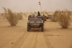 Des forces françaises patrouillent dans le désert dans le nord du Mali en juin 2015. © Maeva Bambuck/AP/SIPA
