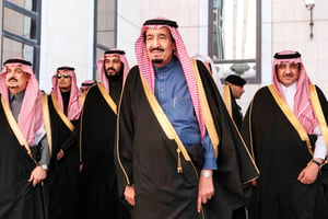 Le roi Salman entouré de Mohamed Ibn Nayef (à dr.) et de Mohamed Ibn Salman,le 23 décembre 2015, à Riyad. © AFP