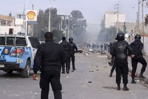 Des policiers tunisiens face à des manifestants lors d’une des nombreuses manifestation qui ont marqué la Tunisie post-révolution. (archive) © Moncef Tajouri/AP/SIPA
