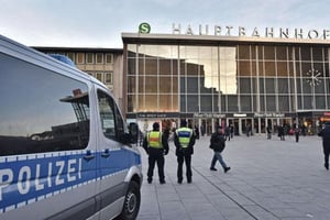 Des policiers, le 18 janvier, devant la gare de Cologne. © Martin Meissner/AP/SIPA