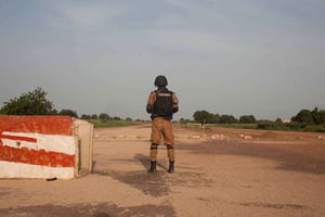 Un soldat burkinabè près de Ouagadougou. © Theo Renaut/AP/SIPA