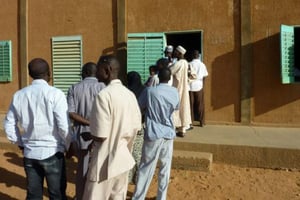 Les électeurs nigériens ont commencé à retirer leurs cartes en vue du premier tour de la présidentielle, couplée aux législatives du  21 février 2016. © Boureima Hama/AFP