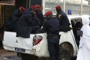 Un groupe de policiers sénégalais à Dakar, le 22 février 2013. © Rebecca Blackwell / AP / SIPA