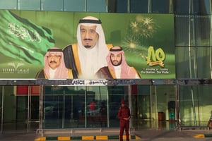 Une affiche représentant la famille royale, devant un centre commercial de Riyadh, en décembre 2015 © Aya Batrawy/AP/SIPA