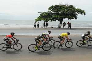 La dernière étape de l’édition 2016 de la course cycliste La Tropicale, à Libreville. © @LaTropicale