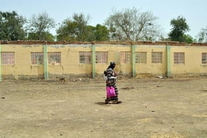 Une femme marche devant l’école de Chibok, le 14 avril 2015. © AFP
