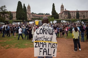 En décembre 2015, des manifestants sud-africains demandaient la démission de Jacob Zuma, englué dans des scandales de corruption. © Jacques Nelles/AP/SIPA
