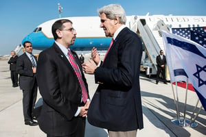 Dan Shapiro (à g.) avec John Kerry, le 6 janvier 2014, à Tel-Aviv. © BRENDAN SMIALOWSKI/AFP