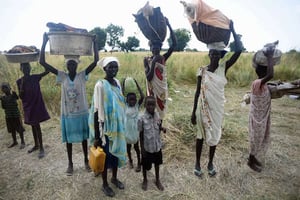 Habitants du village de Bauw, tenu par les rebelles, près de Koch au Soudan du Sud, le 25 septembre 2015. © Jason Patinkin/AP/SIPA