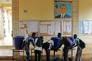 Des étudiants se lavent les mains à l’université Barack Obama à Conakry. © Youssouf Bah / AP / SIPA