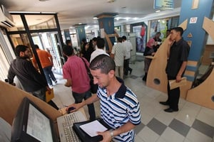 Jeunes tunisiens dans une agence BNEC (Bureaux de l’Emploi et du Travail Indépendant), à Tunis le 02 juillet 2010. © Ons Abid pour Jeune Afrique