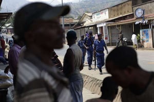 Une patrouille de police dans le quartier de Musaga, à Bujumbura, au Burundi, le 20 juillet 2015 © Jerome Delay/AP/SIPA