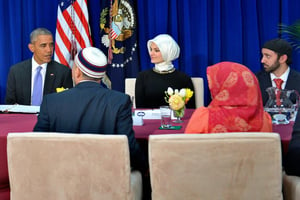 Barack Obama discute avec des membre de la communauté musulmane, lors de sa visite d’une mosquée à Baltimore, le 3 février 2016. © Mandel Ngan/AFP