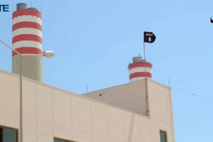Capture d’écran d’une vidéo, diffusée par Aamaq News Agency et fournie par le site américain de surveillance (SITE), le 9 juin 2016, montrant le drapeau de l’EI sur une centrale électrique à Syrte, en Libye. © AFP