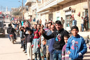 Des habitants de la ville chiite de Zahraa saluant les forces loyalistes, le 4 février. © AFP