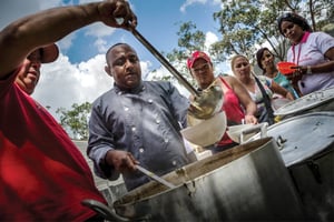 Distribution de nourriture le 18 janvierà Los Teques, dansla banlieue de Caracas. © Meridith Kohut/The New York Times/SIPA