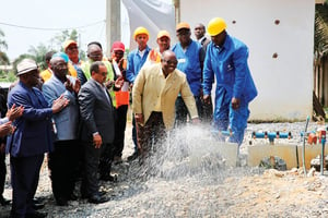 Ali Bongo Ondimba ouvre les vannes de la conduite d’eau potable créée à Bel-Air, dans le 1er arrondissement de Libreville, le 11 janvier. © DR