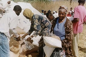 Collecte de dons alimentaires au Zimbabwe, durant la sécheresse de 2002. © STR/AP/SIPA