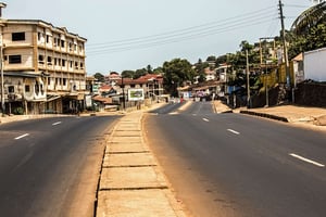 Une rue de Freetown, la capitale de la Sierra Leone. © Michael Duff / AP / SIPA