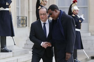 François Hollande et Thomas Boni Yayi sur le perron de l’Élysée lors d’une visite officielle. © Michel Euler / AP / SIPA
