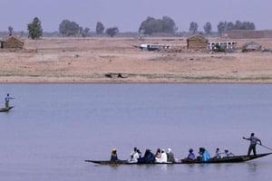 Une vue du fleuve Niger au niveau de Mopti, en 2004. © BEN CURTIS/AP/SIPA