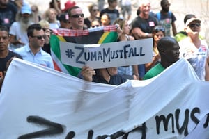 Des manifestants devant le Parlement au Cap le 11 février 2016. © AP / SIPA