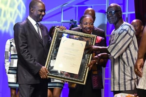 L’écrivain ivoirien Bernard Dadié, reçoit à Abidjan le premier prix Jaime Torres Bodet décerné par l’Unesco, le 11 février 2016 © AFP