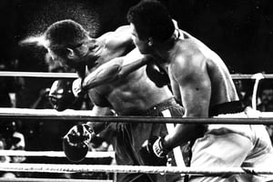 La nuit du 30 octobre 1974, Ali devient le plus grand boxeur de tous les temps. © ED KOLENOVSKY/AP/SIPA